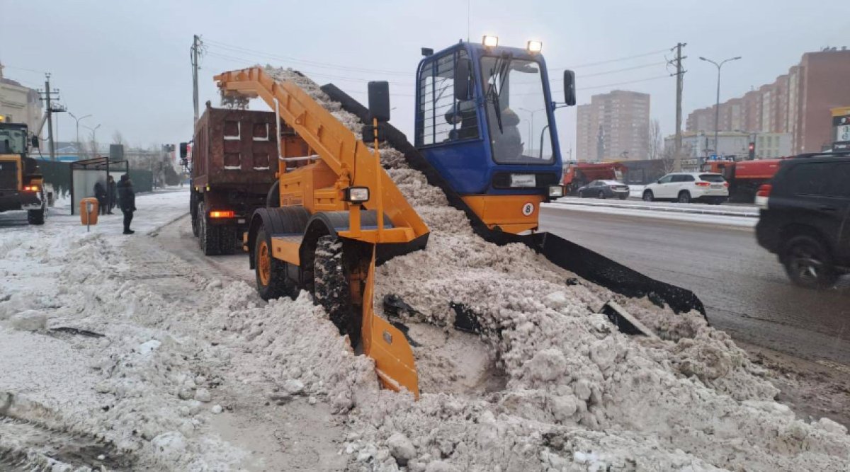 1200 единиц техники и почти 2500 коммунальщиков борются с непогодой в столице