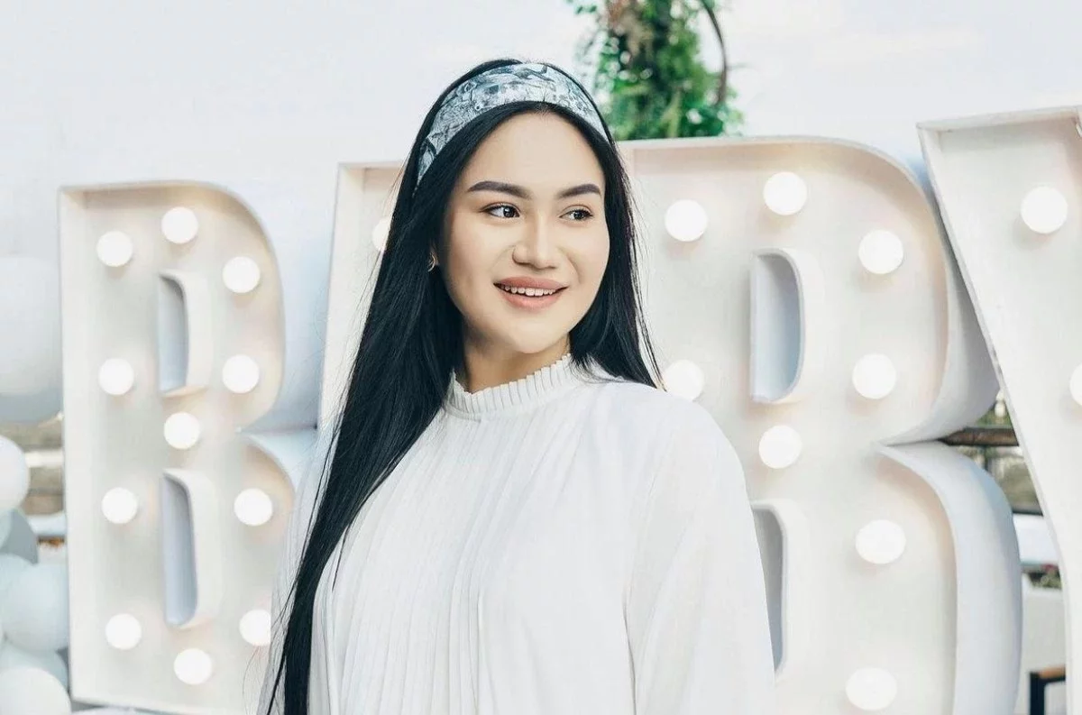 "Байдың қызына сөйлемеңдер": Дина Төреәлі орынсыз сұрақ қойған оқырманына ренжіді