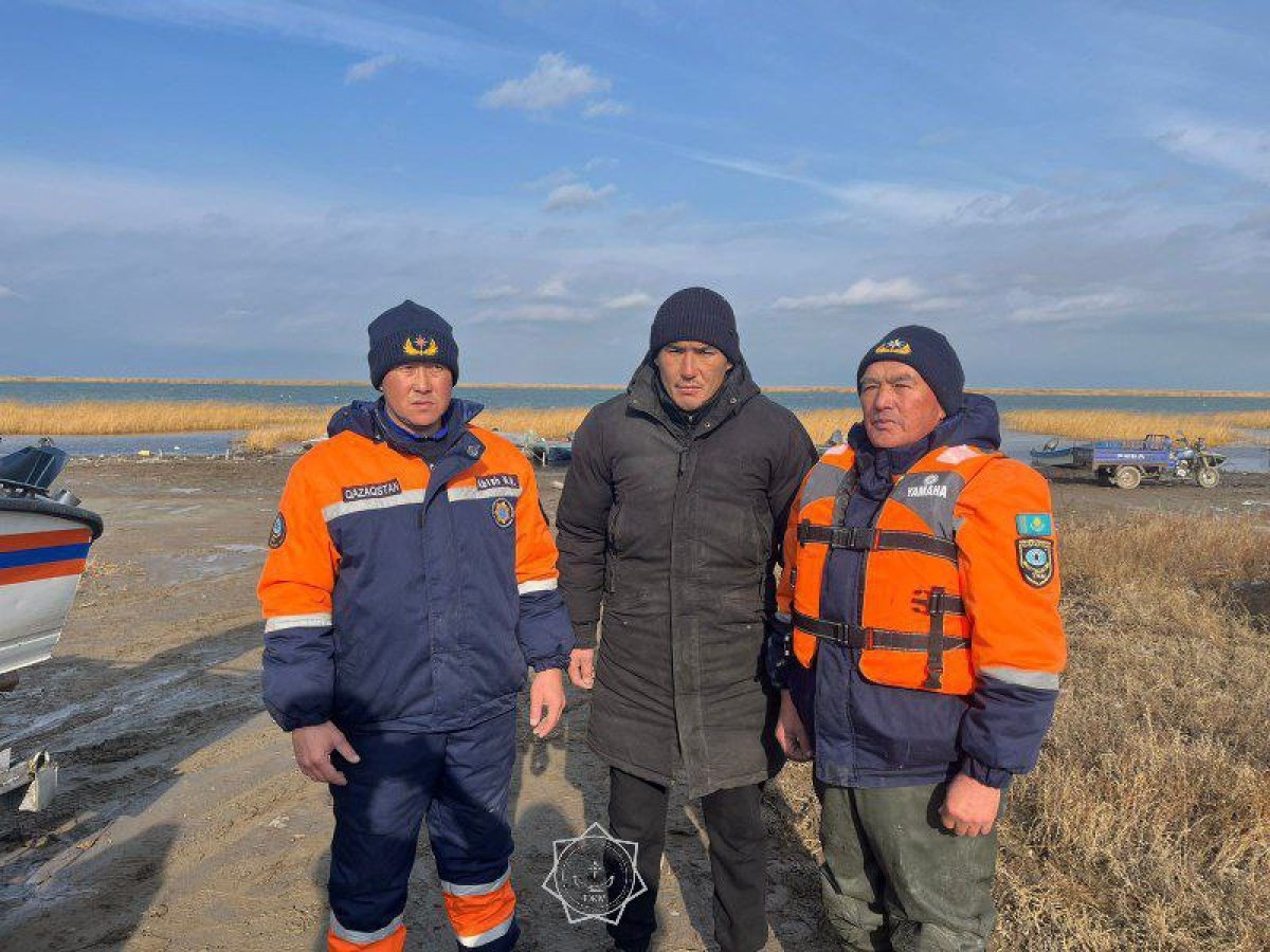 Рыбак провел ночь на перевернутой лодке на Алаколе и не пострадал