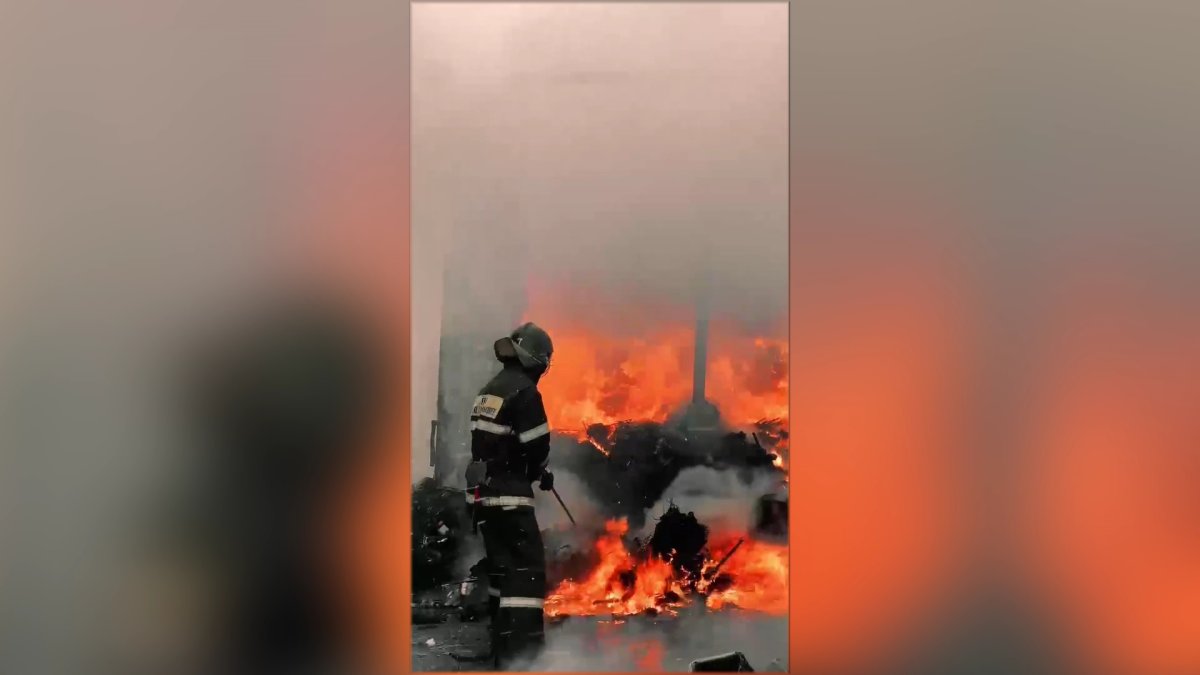 Две фуры сгорели в промзоне Караганды