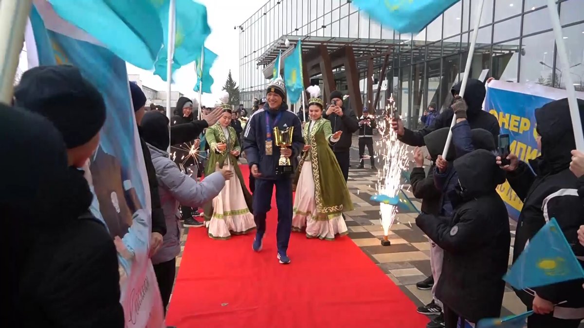 Чемпиона мира по боксу Онера Сейлхана торжественно встретили в аэропорту Уральска