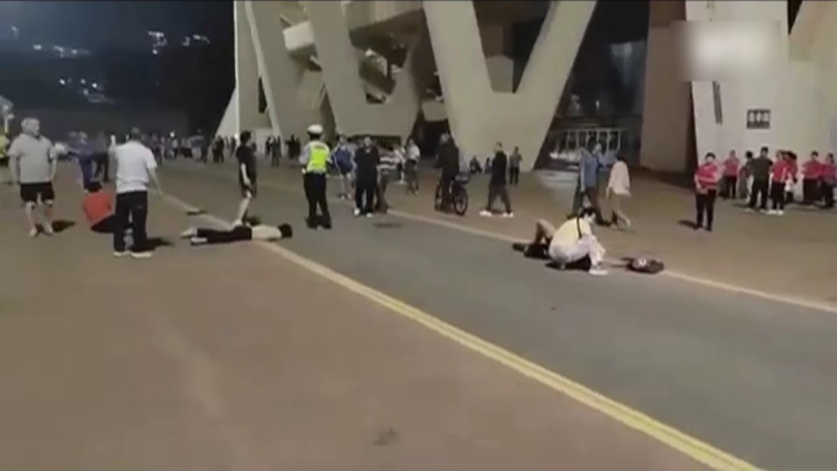 Қытайда көлік жүргізушісі бір топ адамды қағып, үстінен таптап өткен