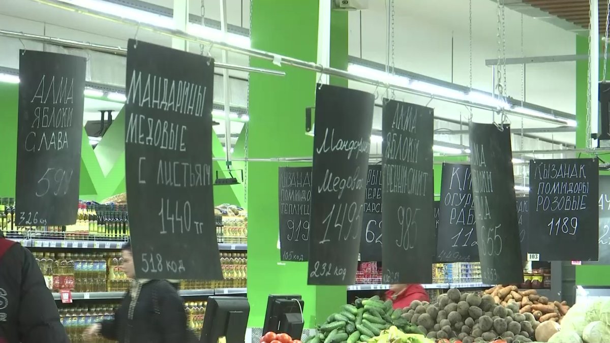"Не успеваем запоминать", - жители Актобе жалуются на рост цен на социально-значимые товары