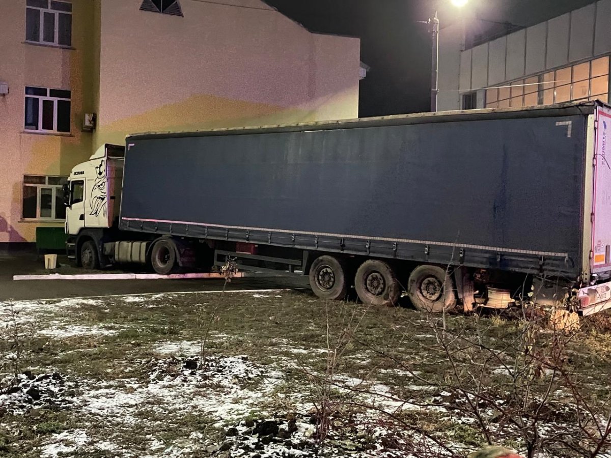 Фура помяла легковушку и протаранила школу в центре Уральска