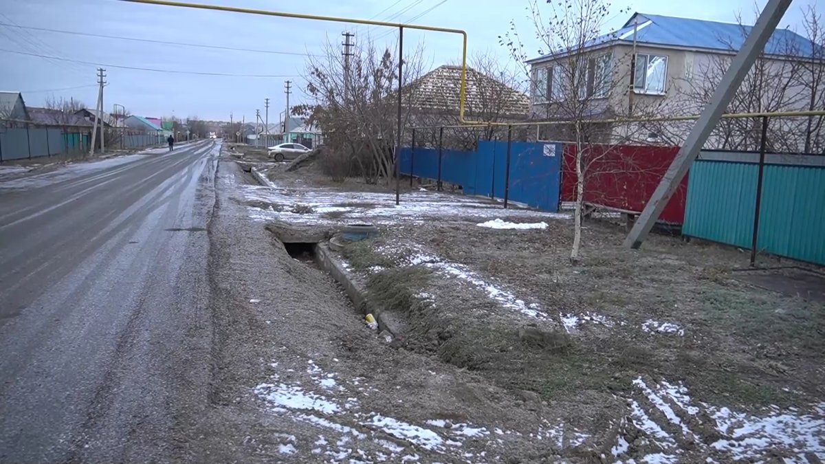 Арычную систему в поселке Зачаганск ЗКО проверили члены комиссии партийного контроля
