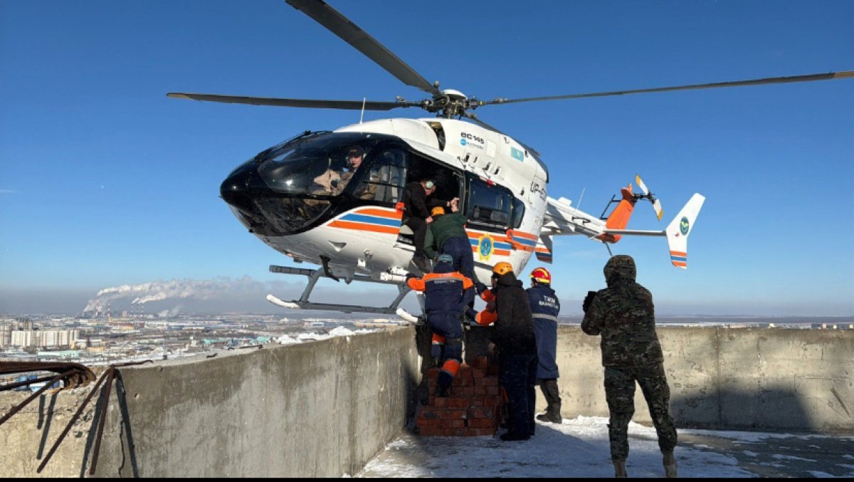 В МЧС раскрыли тайну кружившего над высоткой Астаны вертолёта