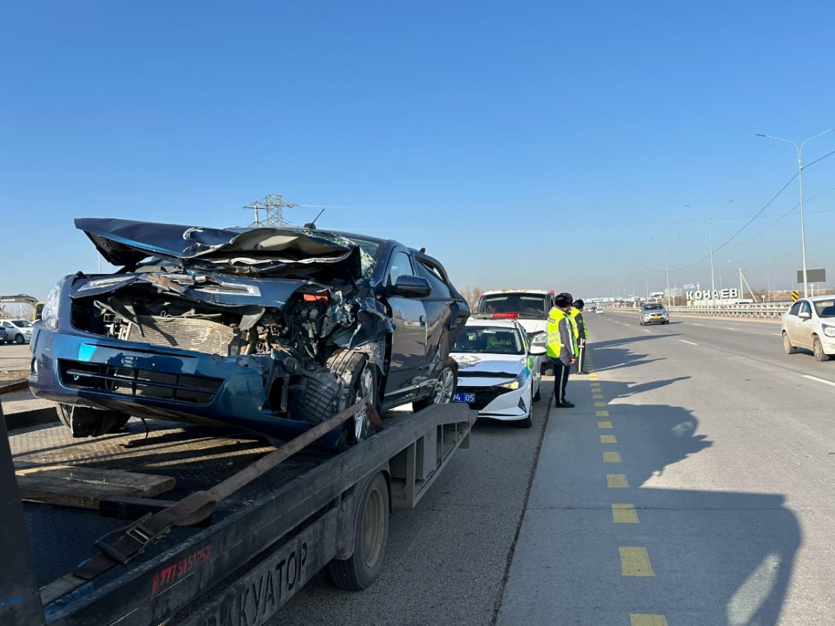 День памяти жертв ДТП: колонну поврежденных авто провезли по улицам Конаева