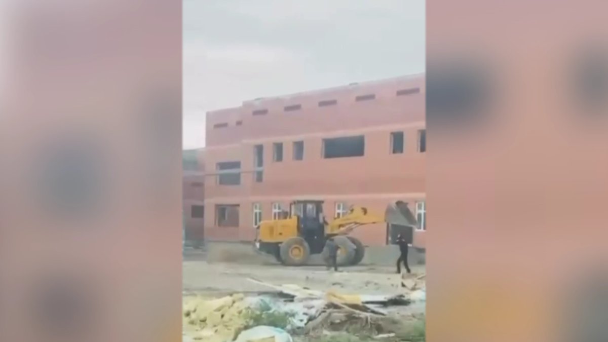 Атырауда трактор жүргізушісі  жаңа салынып жатқан мектепті бұзбақ болды