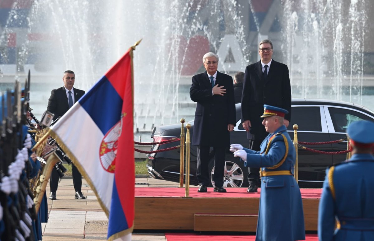 Токаева торжественно встретили в Белграде