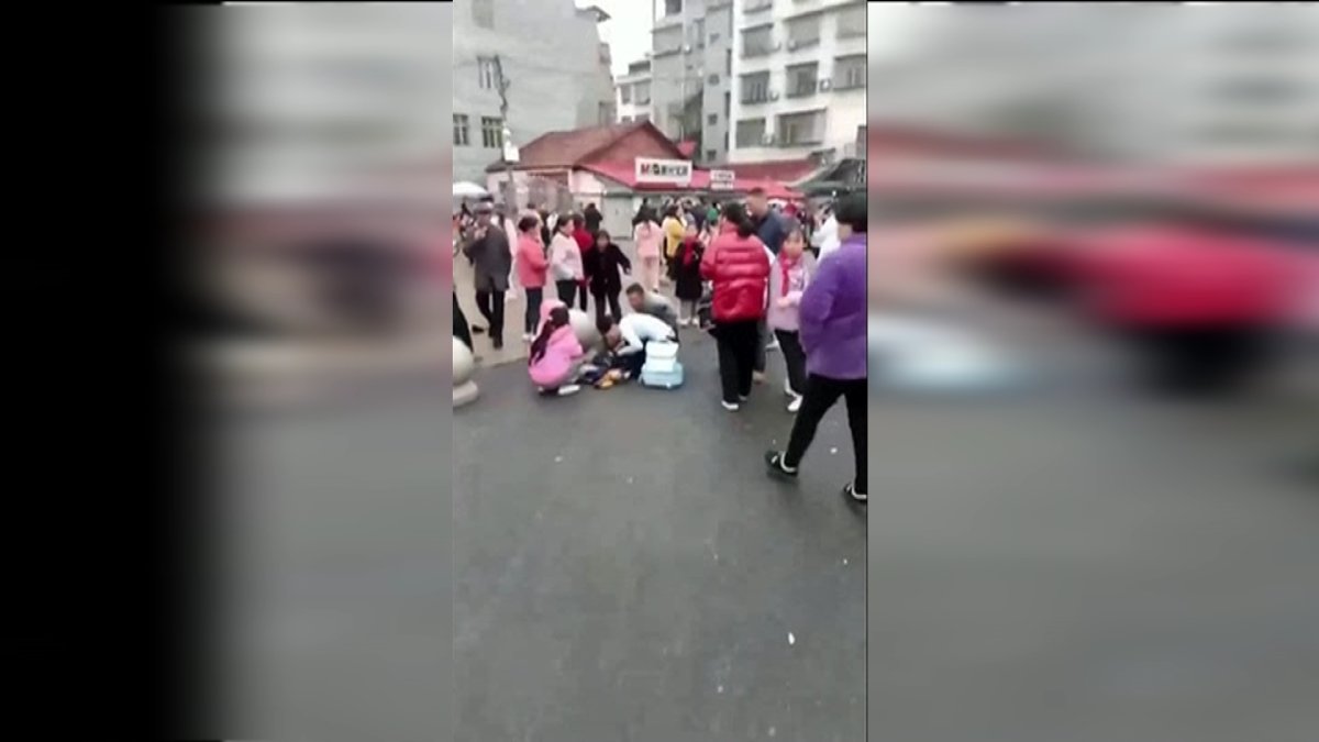 В Китае внедорожник въехал в толпу школьников