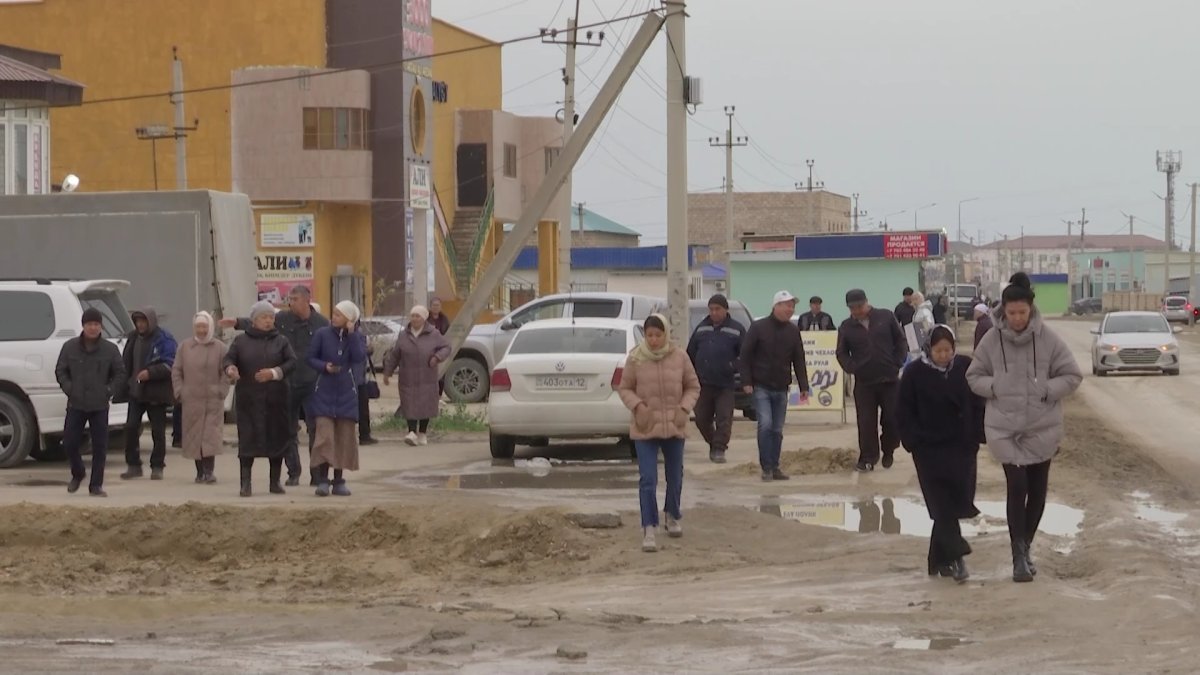 Школьников не пускают в автобус из-за грязи на улице в селе Мангистауской области