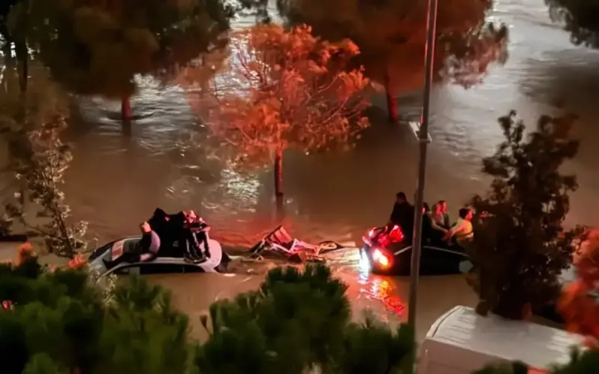 Валенсиядағы су тасқынына жәрдемдесуге 10 мың әскери мен полиция жіберілді