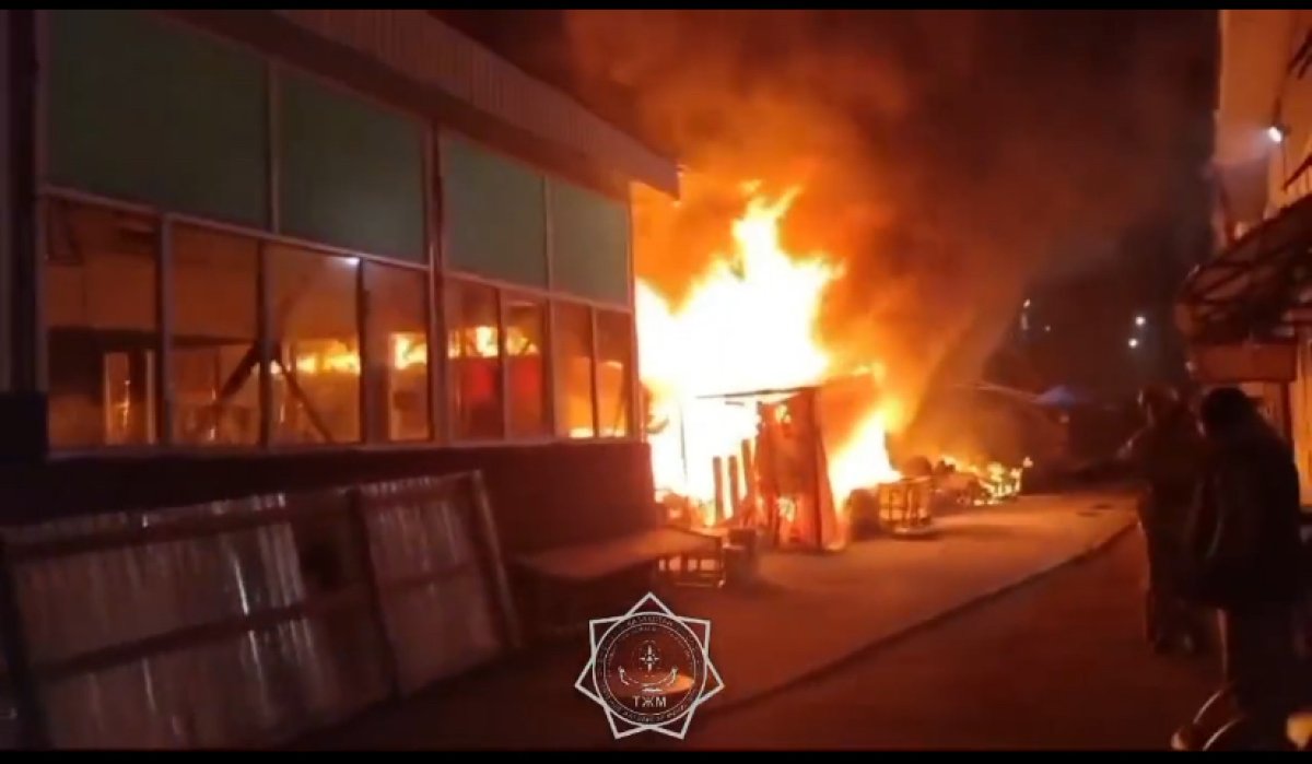 Бутики горели на барахолке в Алматы