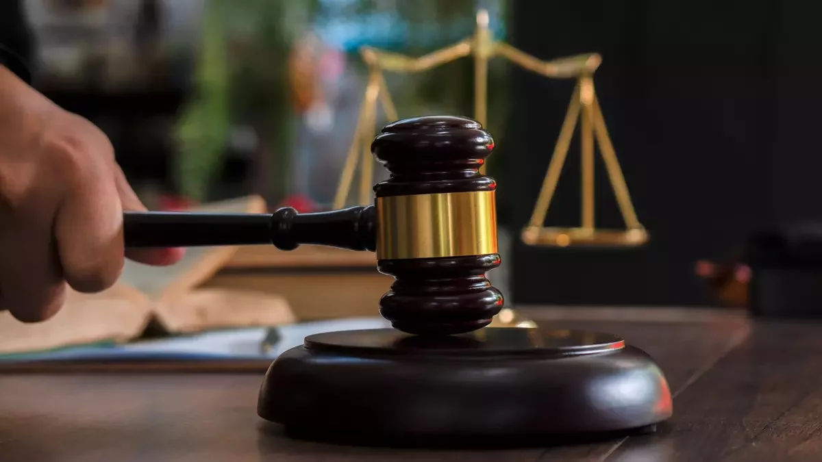 Кемелді әйелді айналып өтіп жатты