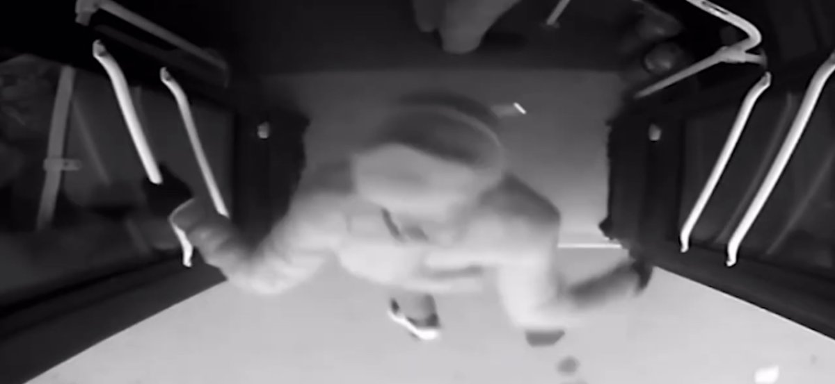 Алматинского контролера пырнули ножом за замечание курильщику