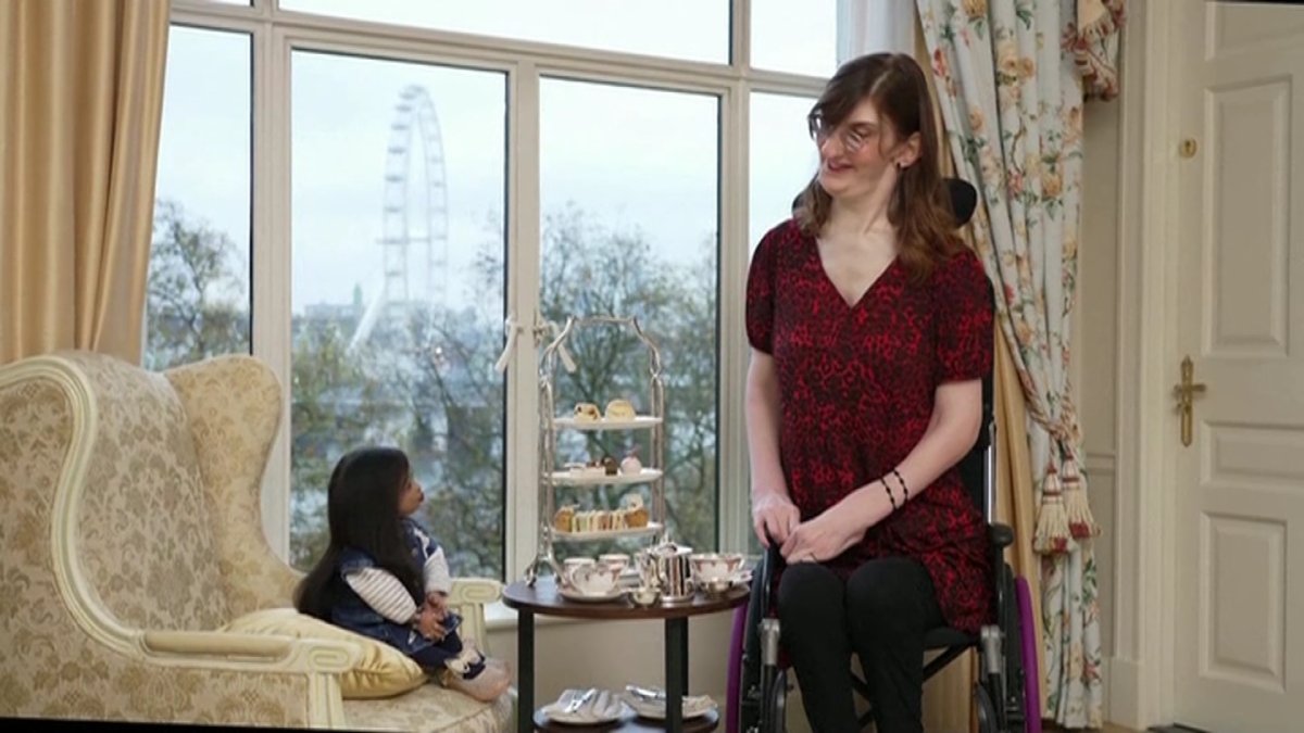 Самая высокая и самая низкая женщины встретились в Лондоне, чтобы отпраздновать День рекордов Гиннесса