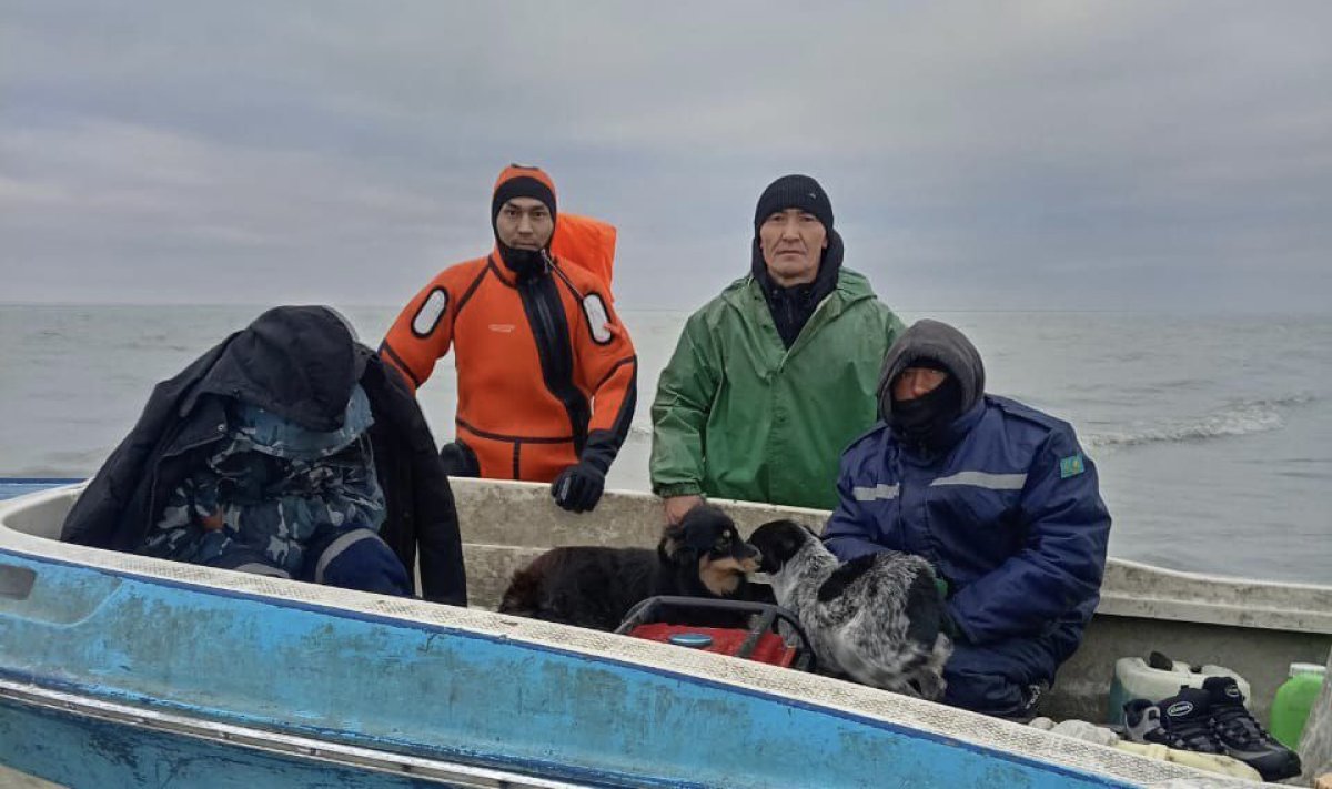 Спасатели двух областей искали пропавших на Балхаше рыбаков