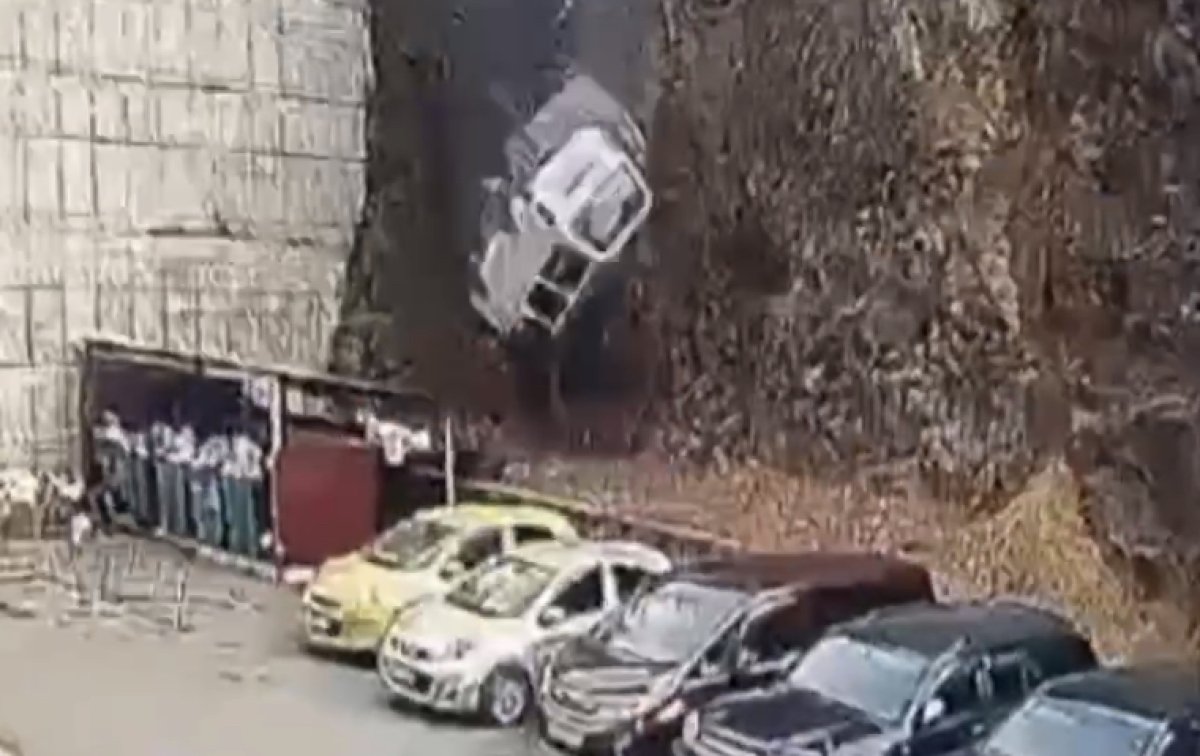 Микроавтобус рухнул с высоты 12 метров: водитель выжил