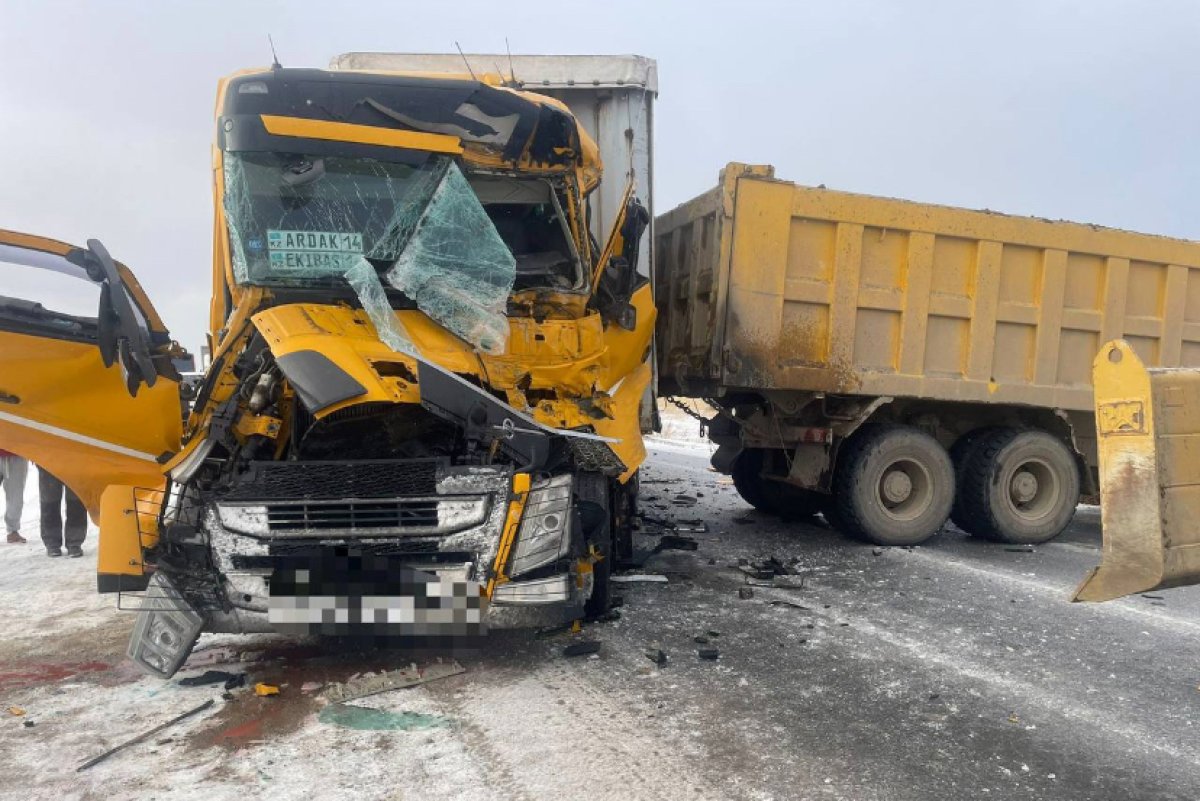 Два грузовика столкнулись на трассе Алматы - Усть-Каменогорск: одного водителя госпитализировали