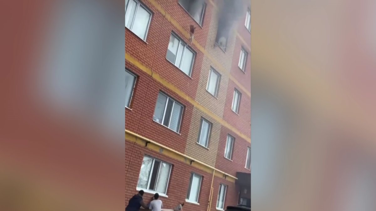 БҚО-да өртенген үйден секірген бала мерт бола жаздады