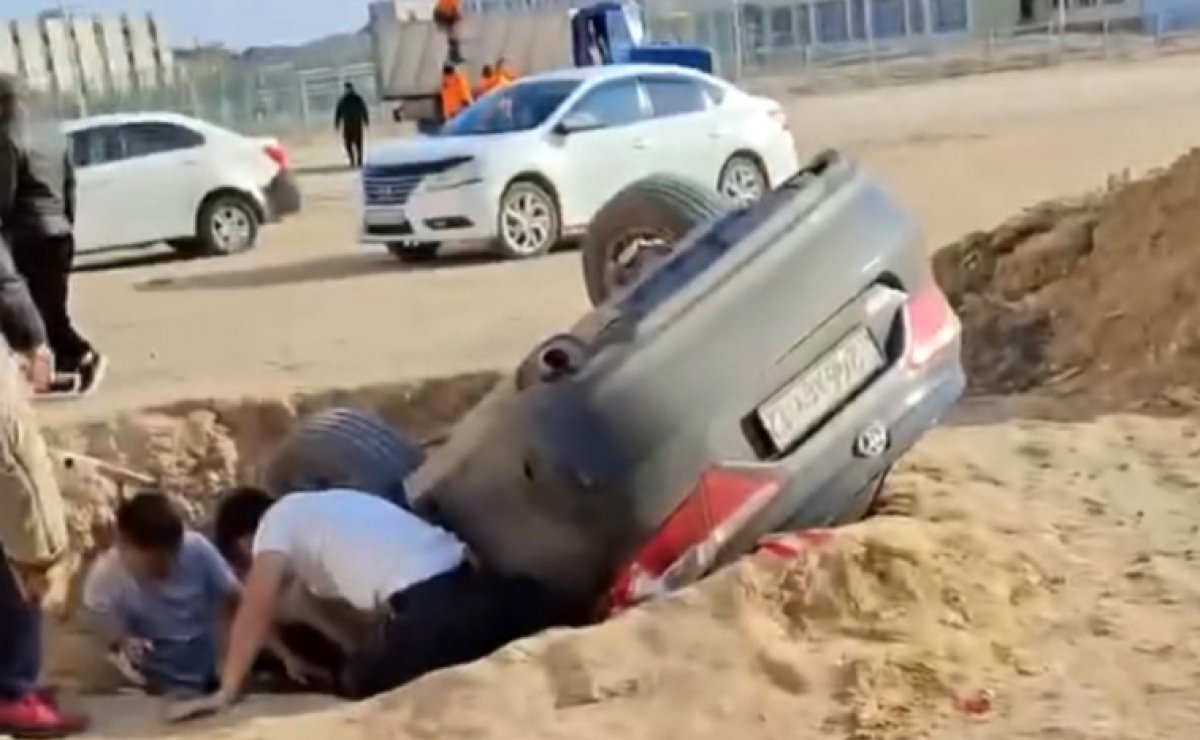 Пьяный водитель на «легковушке» влетел в яму в Актау