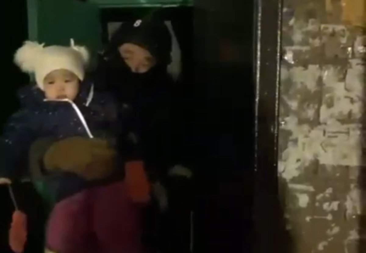 Проводка замкнула в подъезде жилого дома в Усть-Каменогорске