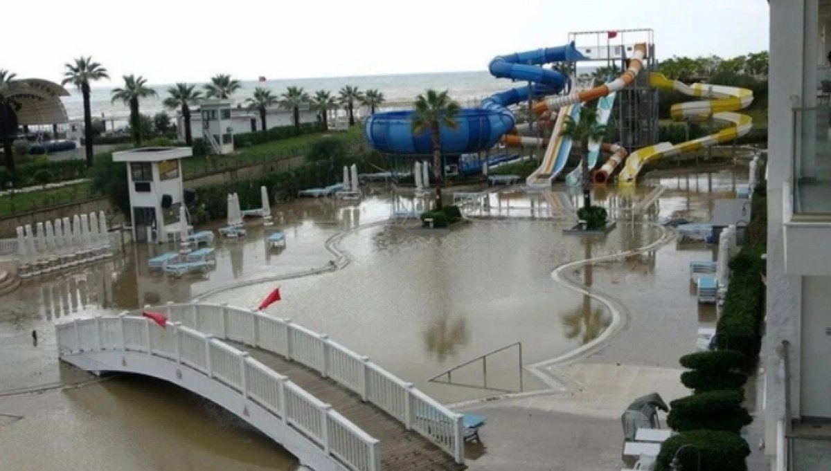 Непогода в турецкой Анталье: 400 туристов эвакуированы из-за сильного ливня