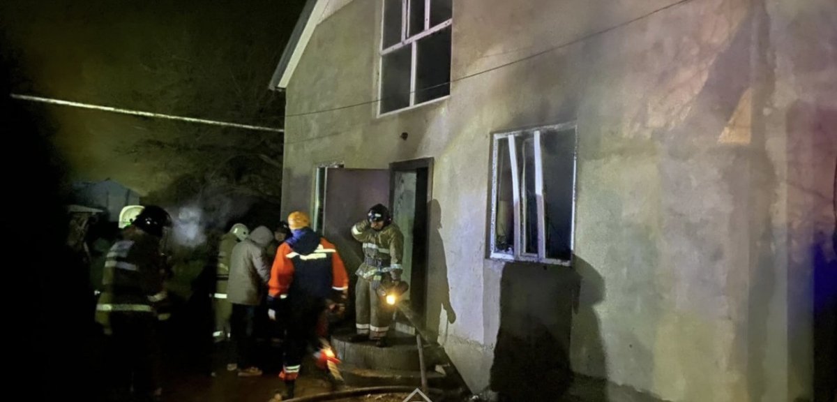 Бабушку с четырьмя внуками вынесли из горящего дома из Жамбылской области