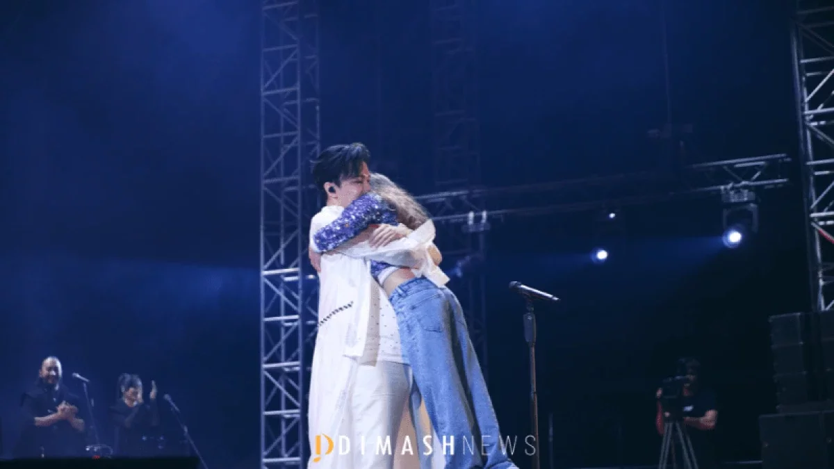 Димаш Құдайберген Прагадағы концертінде 9 жасар жанкүйерімен бірге ән шырқады