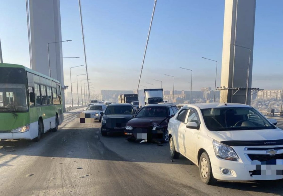 Массовая авария перекрыла подвесной мост в Семее