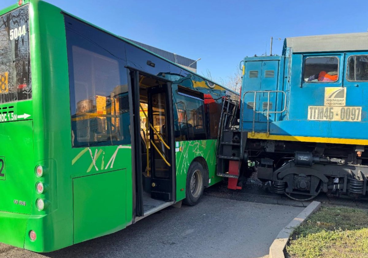 Тепловоз врезался в автобус в Алматы