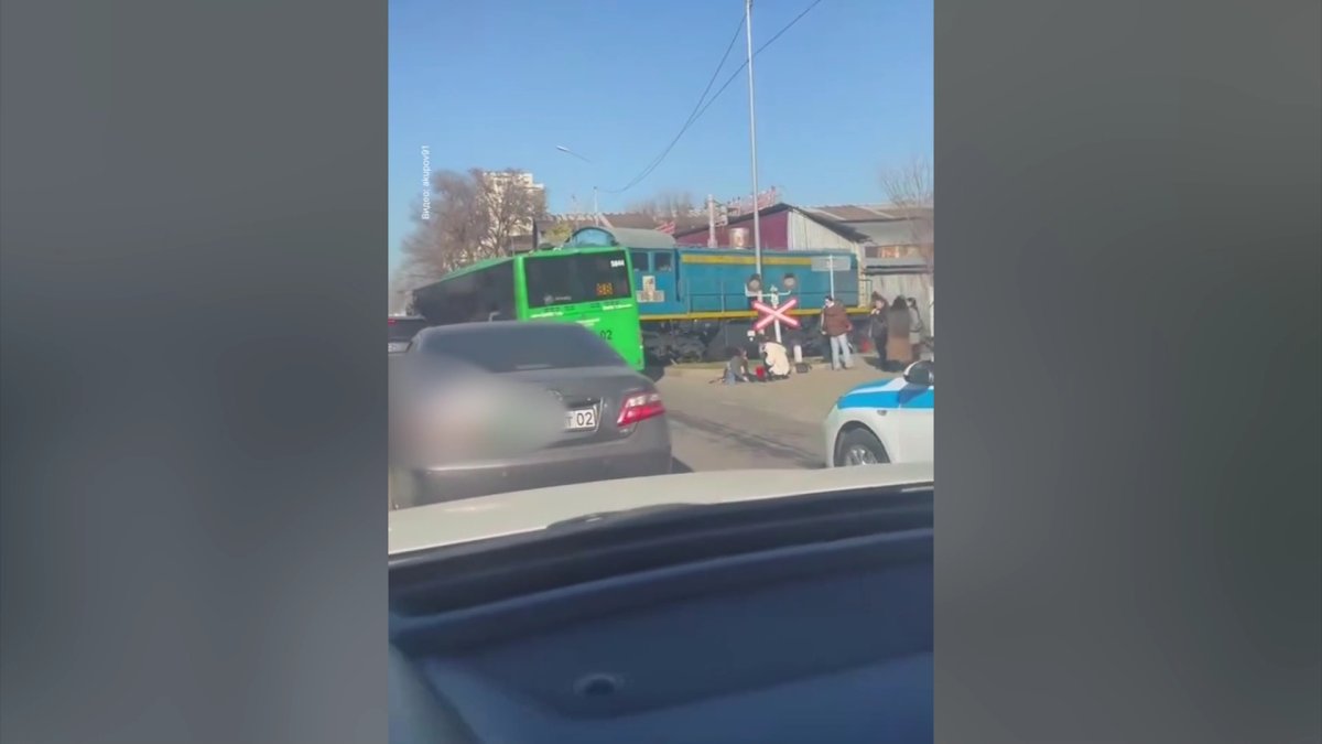 Алматыда тепловоз бен автобус соқтығысты