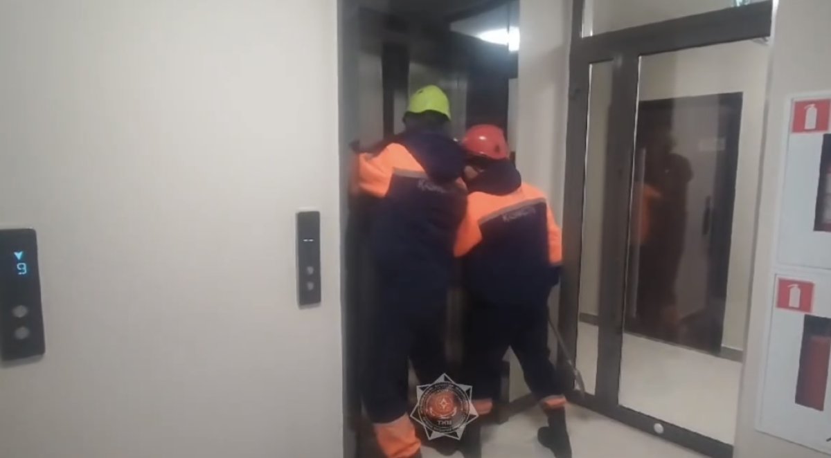 Лом понадобился спасателям, чтобы спасти детей в высотке Астаны