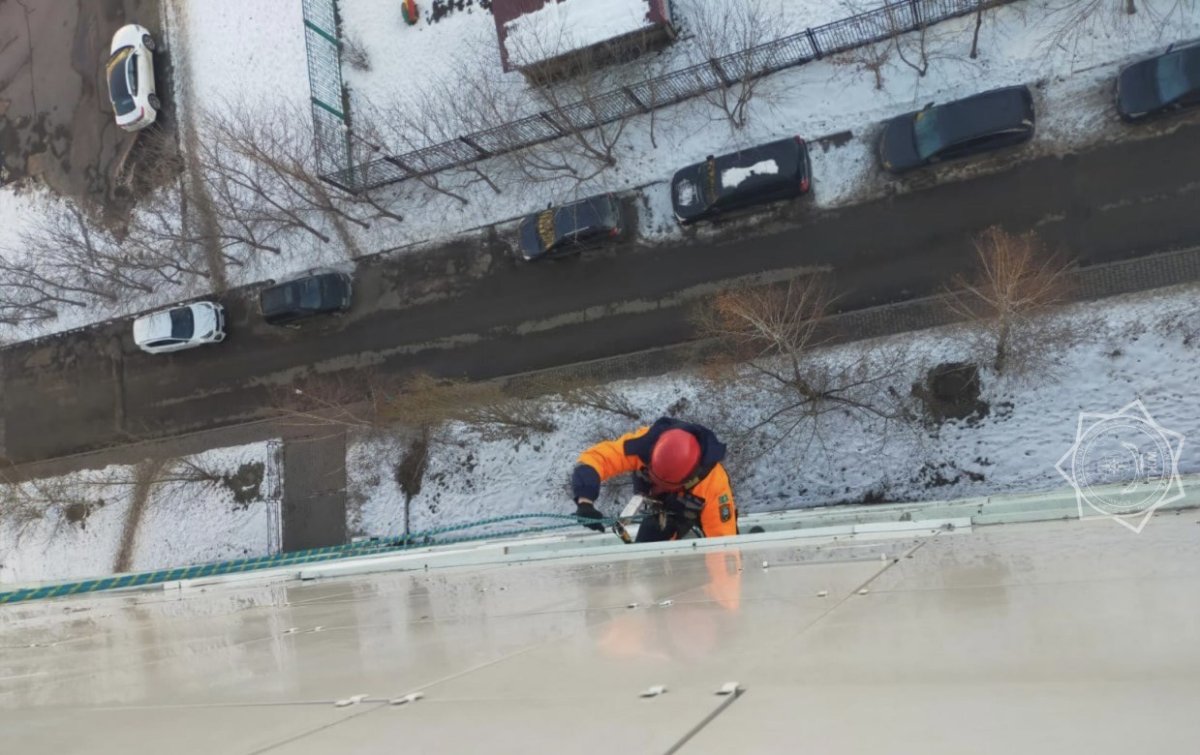 Трехлетнюю девочку спасли в Астане