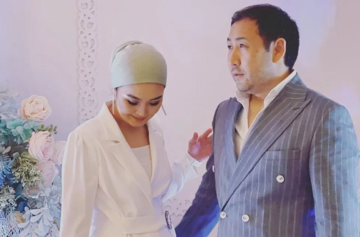 "Орынсыз қызғана берме": Ғаділбек Жанай жұрттың көзінше әйелін жылатып қойды