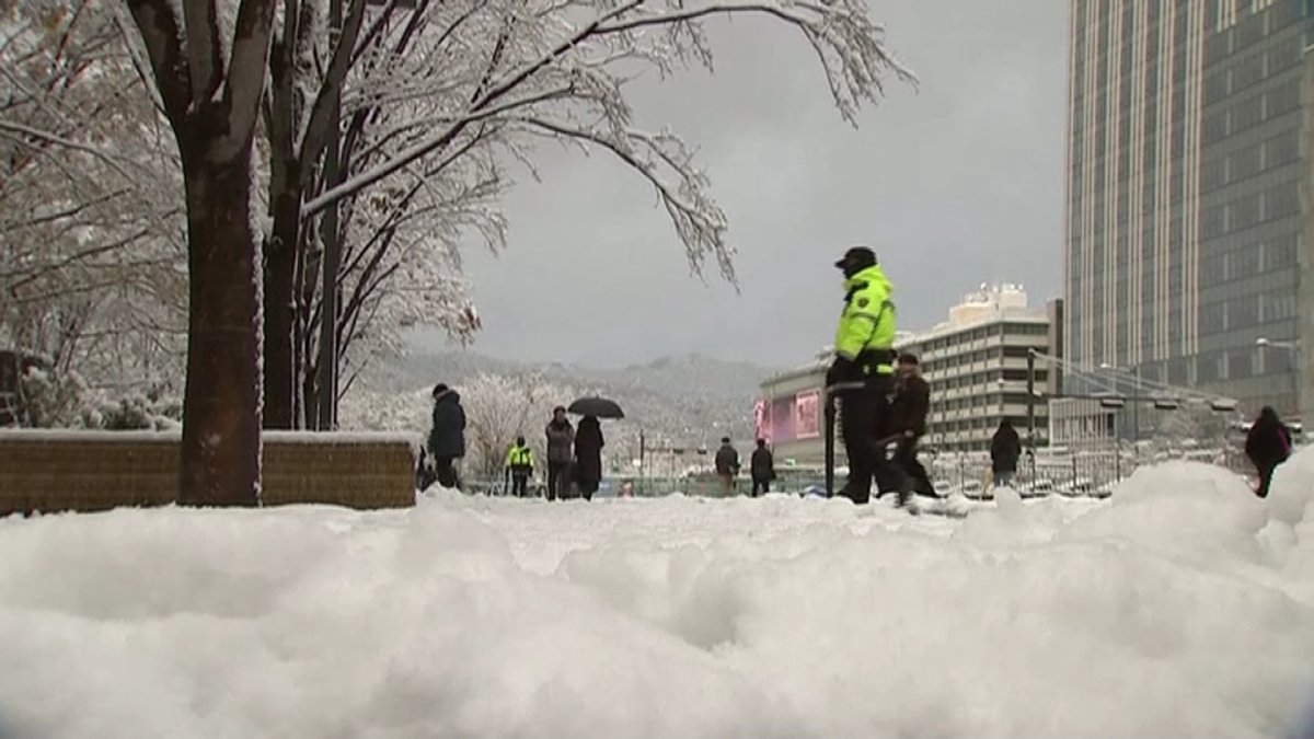 Қалың қар жауып, бес адам қайтыс болды