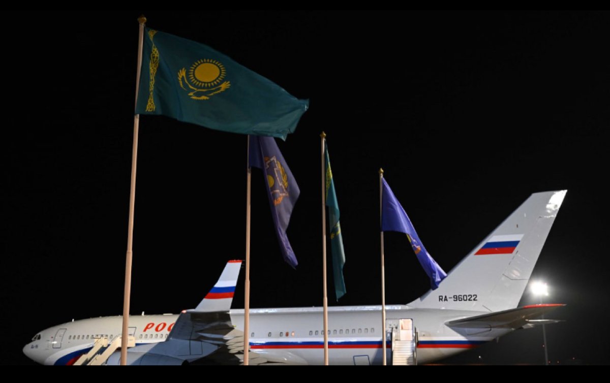 С подарком Владимир Путин улетел из Астаны