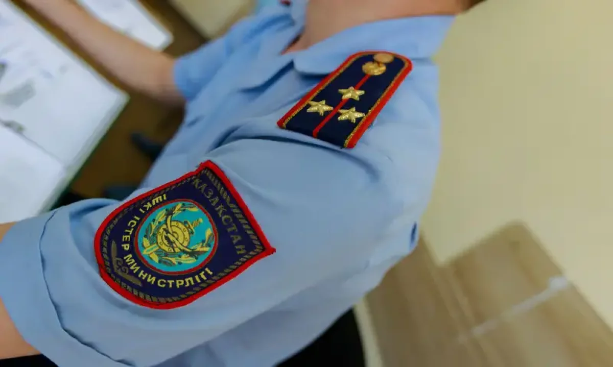 Астанада ер адам темір торларды ұрлап кеткен