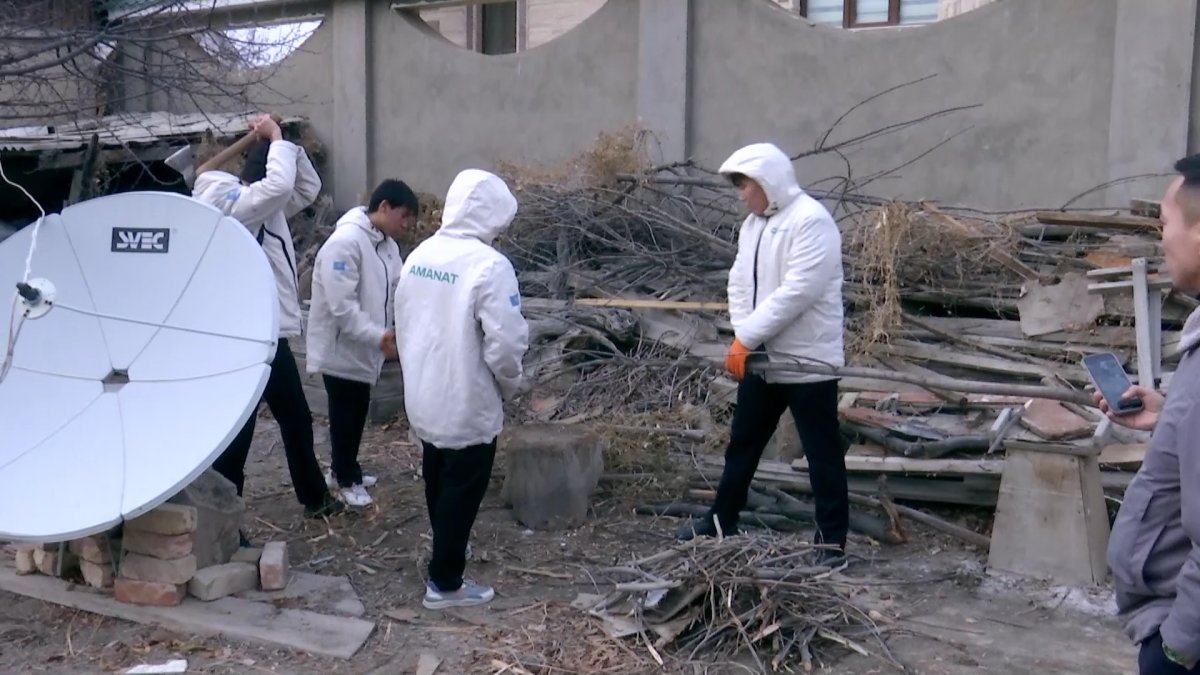 Қызылордалық ерікті жастар қарияларға қолқабыс қылды