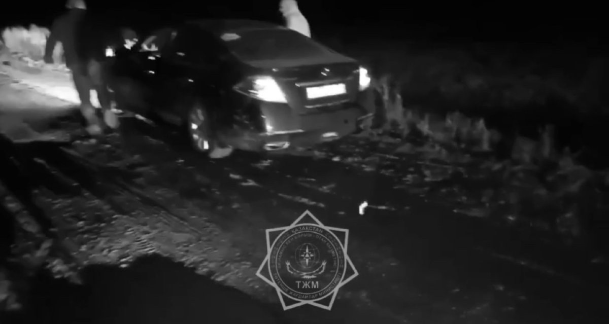 Россияне застряли в грязи в Актюбинской области