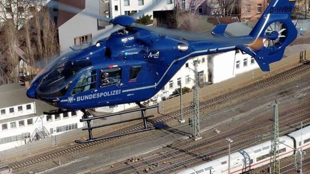 Мужчина выбежал на рельсы, чтобы остановить поезд, в котором забыл рюкзак