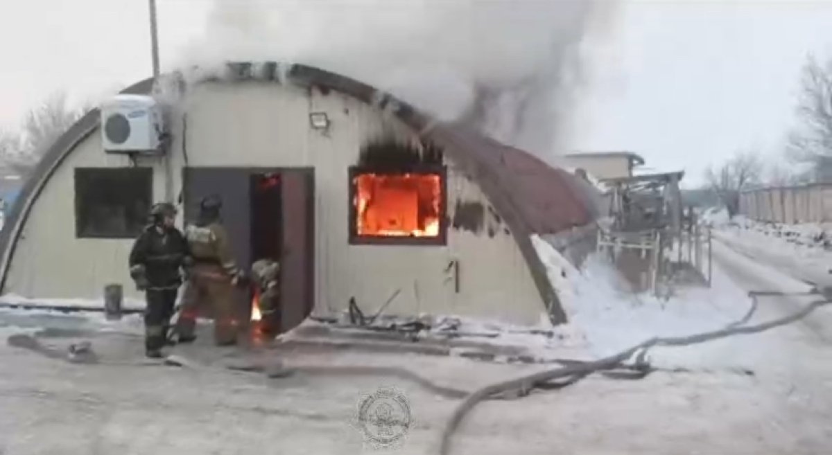 Ангар с лакокрасочными изделиями горит в Астане