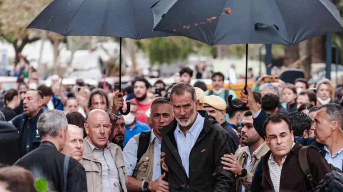 Испания тұрғындары су тасқынынан зардап шеккен аймаққа барған патшаға балшық лақтырды