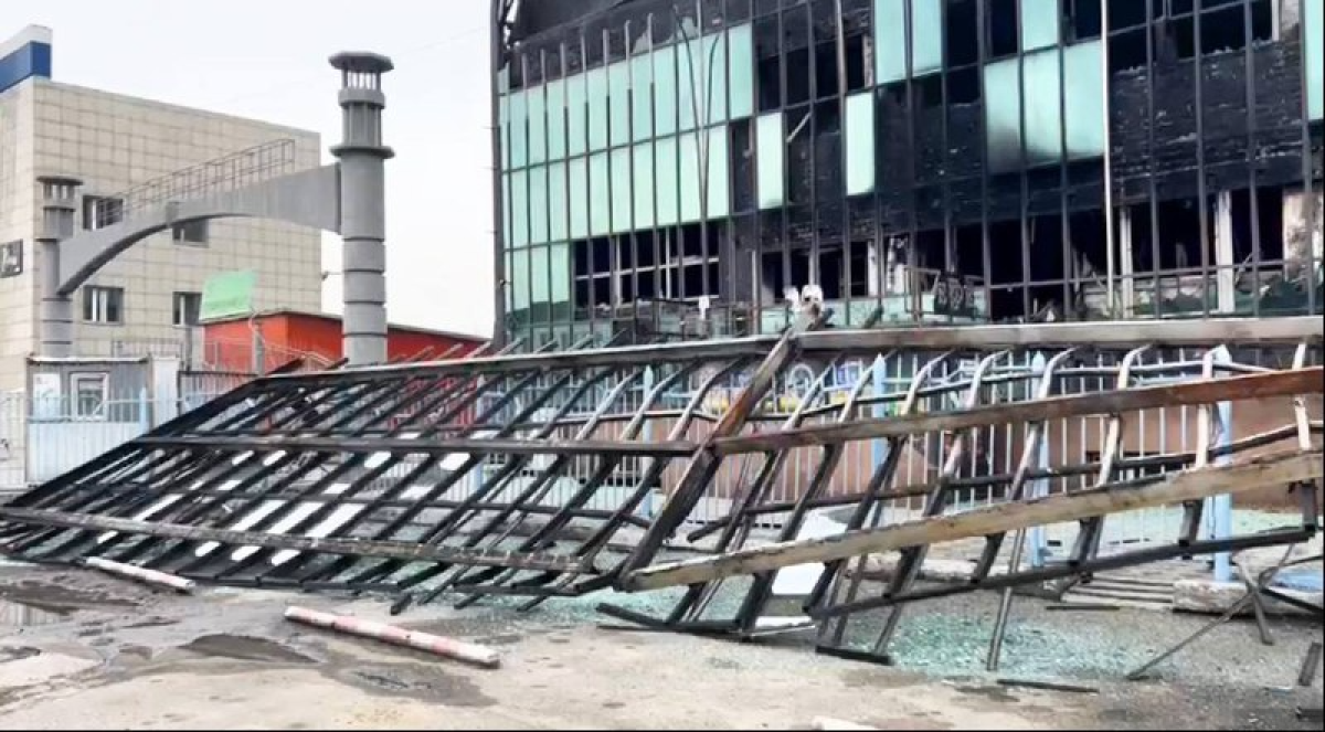 Металлоконструкции обрушились на территории центрального автовокзала Семея