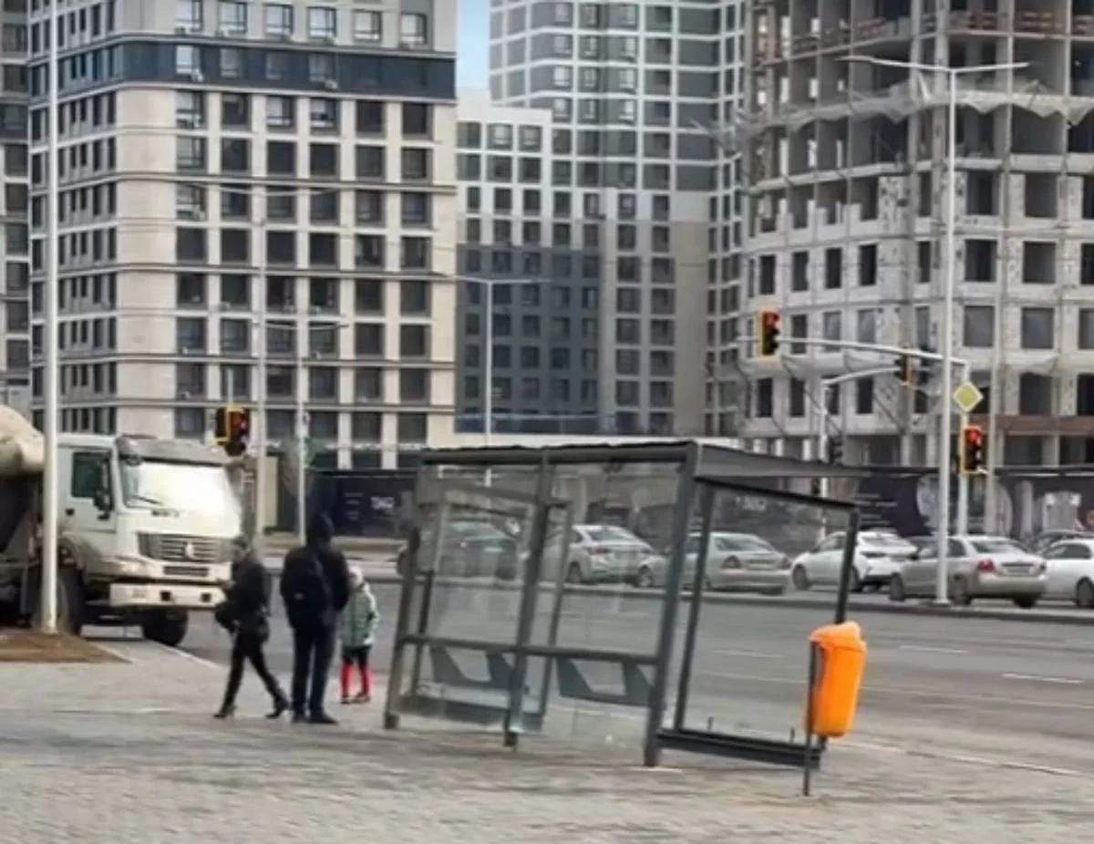 Астанада қатты соққан жел жаңа аялдаманы ұшырып әкете жаздады