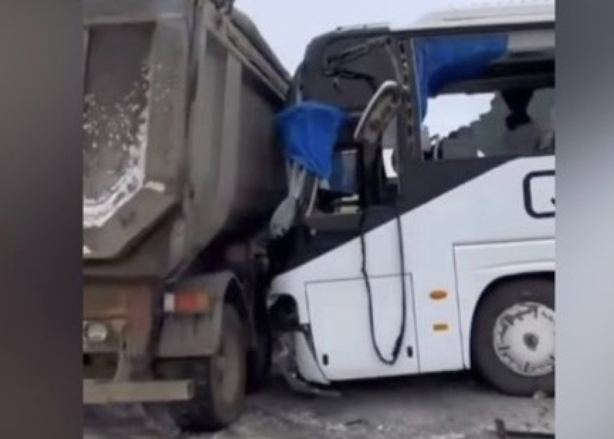 Мужчина пострадал при столкновении автобуса и грузовика в Актюбинской области