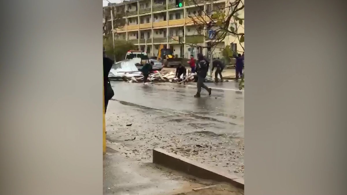 Остановка упала на людей в Актау: врачи рассказали о состоянии пострадавших