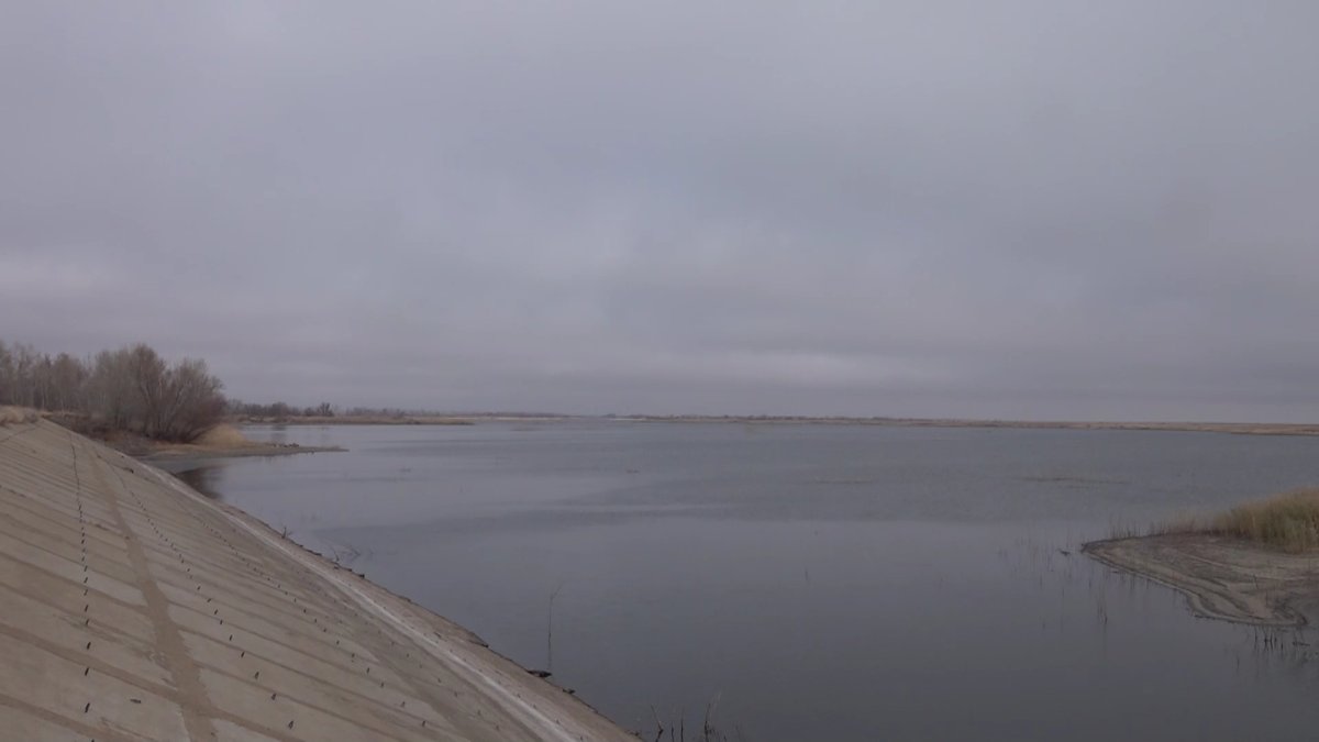 В Западно-Казахстанской области восстанавливается дамба, которая была разрушена весенним паводком