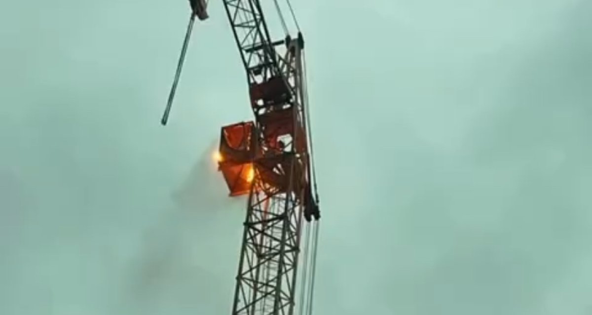 Кабина башенного крана загорелась на стройке в Караганде