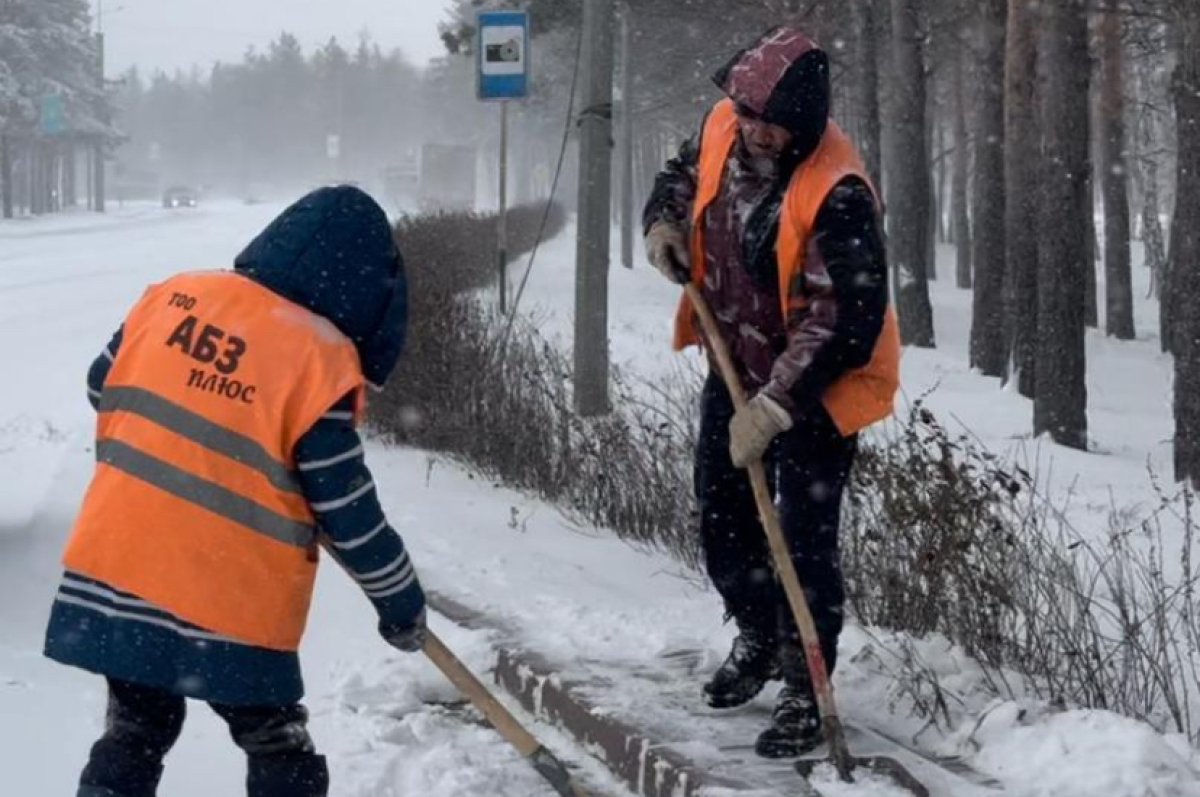 Костанай засыпало снегом: местные власти обратились к жителям